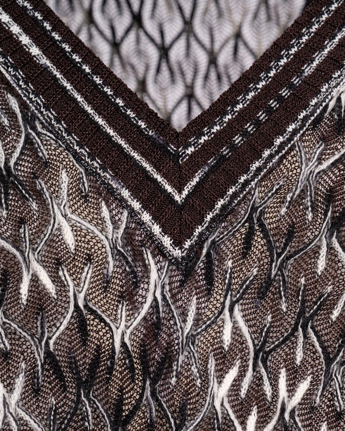 shop MISSONI  Maglia: Missoni maglia con scollo a V.
Scollo V.
Manica lunga.
Collo e manica rifiti con bordino a contrasto di colore.
Vestibilità regolare.
Composizione: 54% Lana 46% Viscosa.
Fabbricato in Italia.. WN0DBR012N-S80D number 6485809